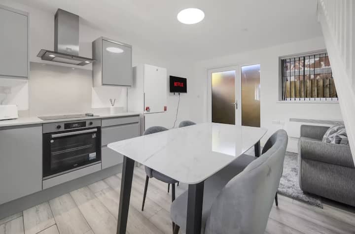 Chic Central | 1br | Parking | Patio Space - Cardiff