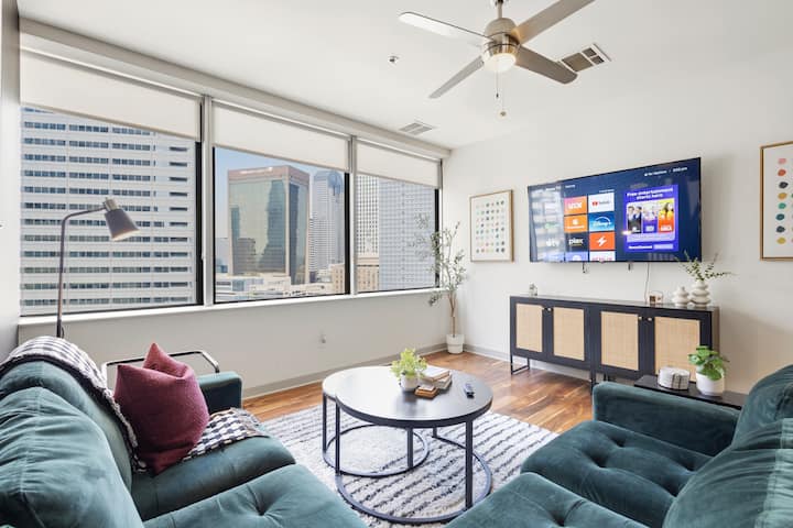 King Bed Tv | Corner 2br High-rise In Downtown - Oak Lawn - Dallas