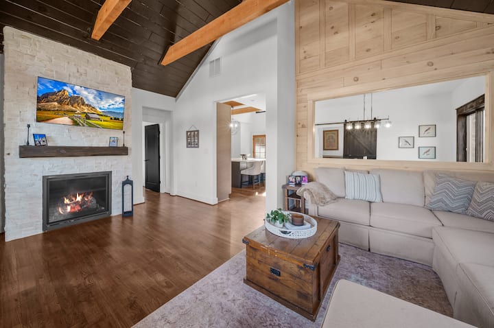 Hot Tub Cabin W/ Fire Pit + Fireplace - Blowing Rock, NC