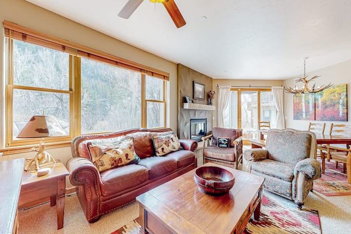 3br Ski Condo With A Fireplace, Grill, & Hot Tub - Avon, CO