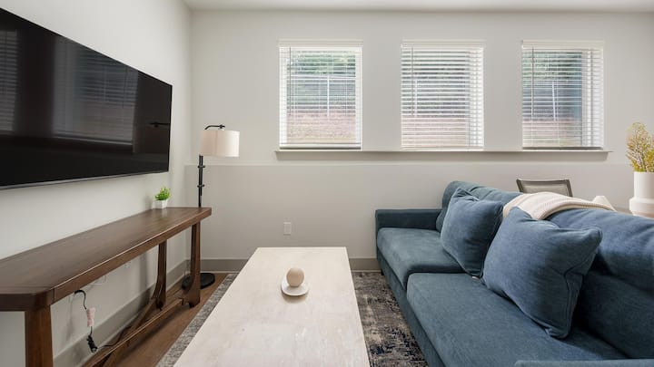 Landing | Modern 1bd, Yoga Studio, Gym - Nashville, TN