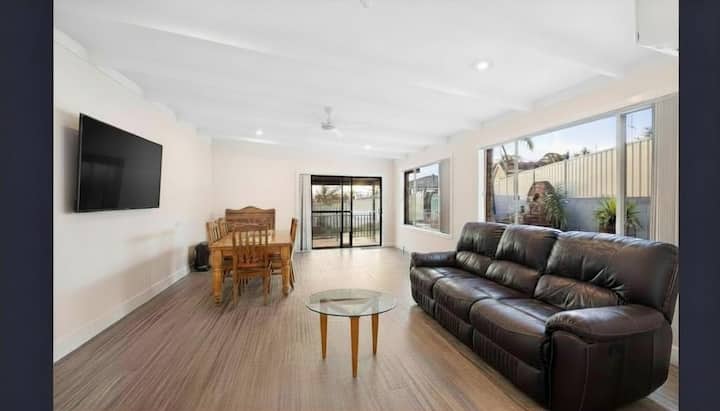 Spacious Family Retreat | Parking + Backyard - Campbelltown