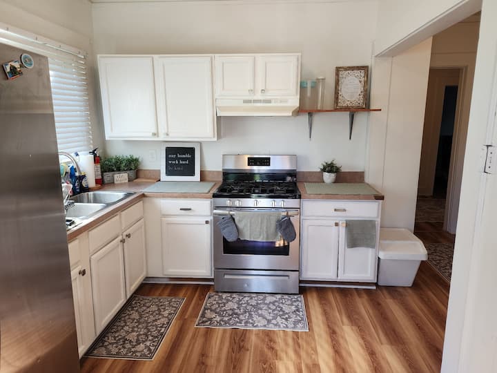 2 Blocks From Henry Ford Hospital 3 Bed 1 Ba Unit - Detroit, MI