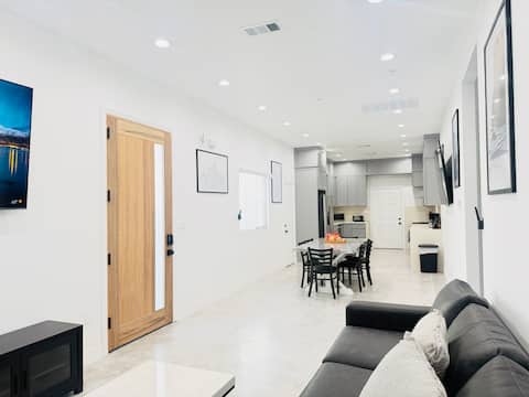 Top Airbnb: New Build near Beach & Disneyland Relaxing in Midway City