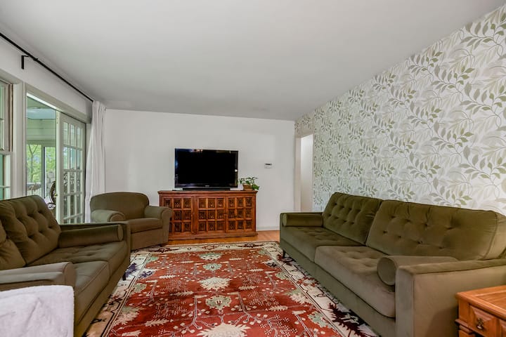 Mid-century Ranch With Sunroom & Gardens - リバティー, MO