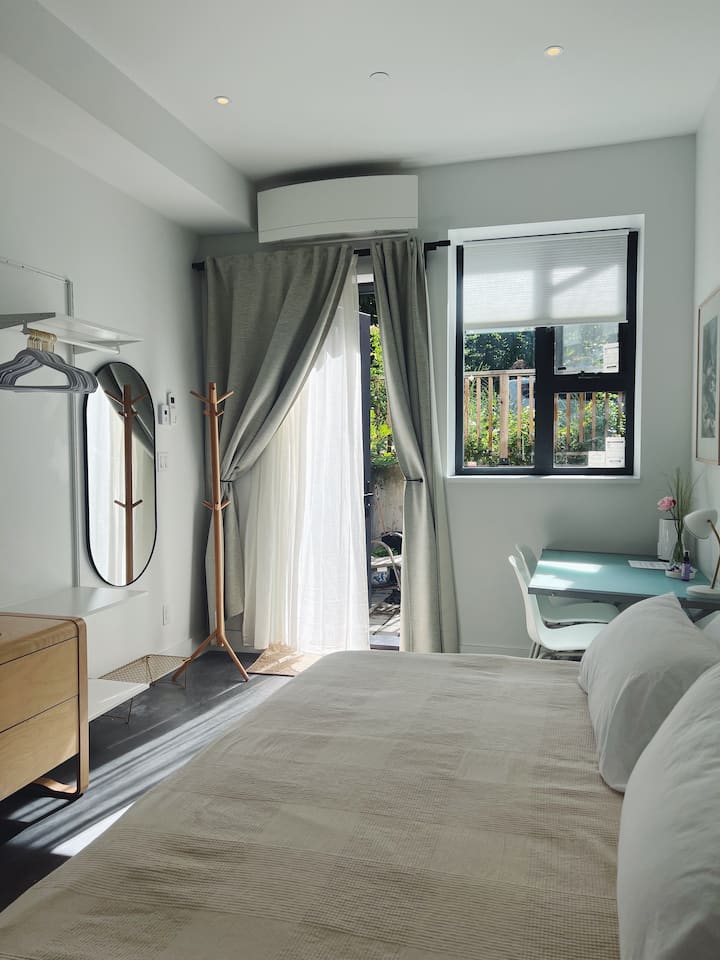 Private Garden Suite Near Commercial Dr - Vancouver