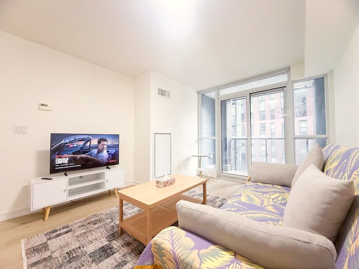 Modern Minimalist Retreat 2 Bedroom 1.5 Bath Suite - Toronto