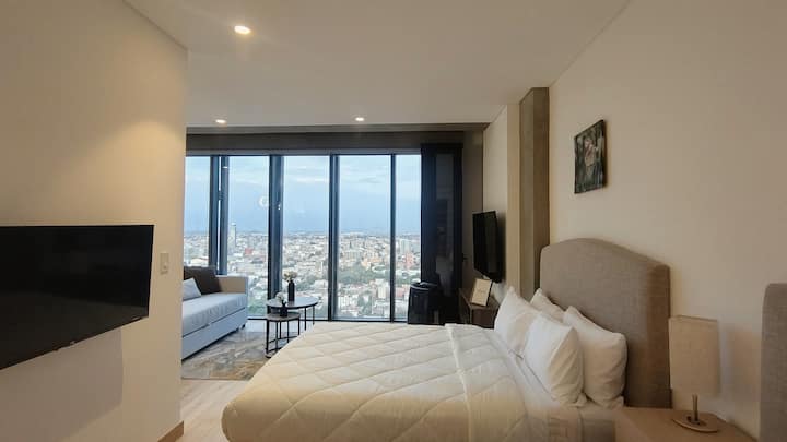 Recámara principal con vista panorámica a la Ciudad de México, ideal para despertar con luz natural y una experiencia premium en Reforma.