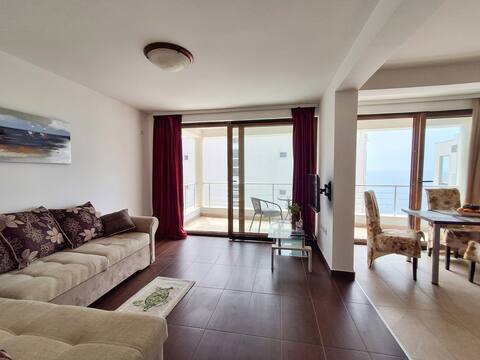 Top Airbnb: Quiet Coastal Apartment with Terrace in Nišice