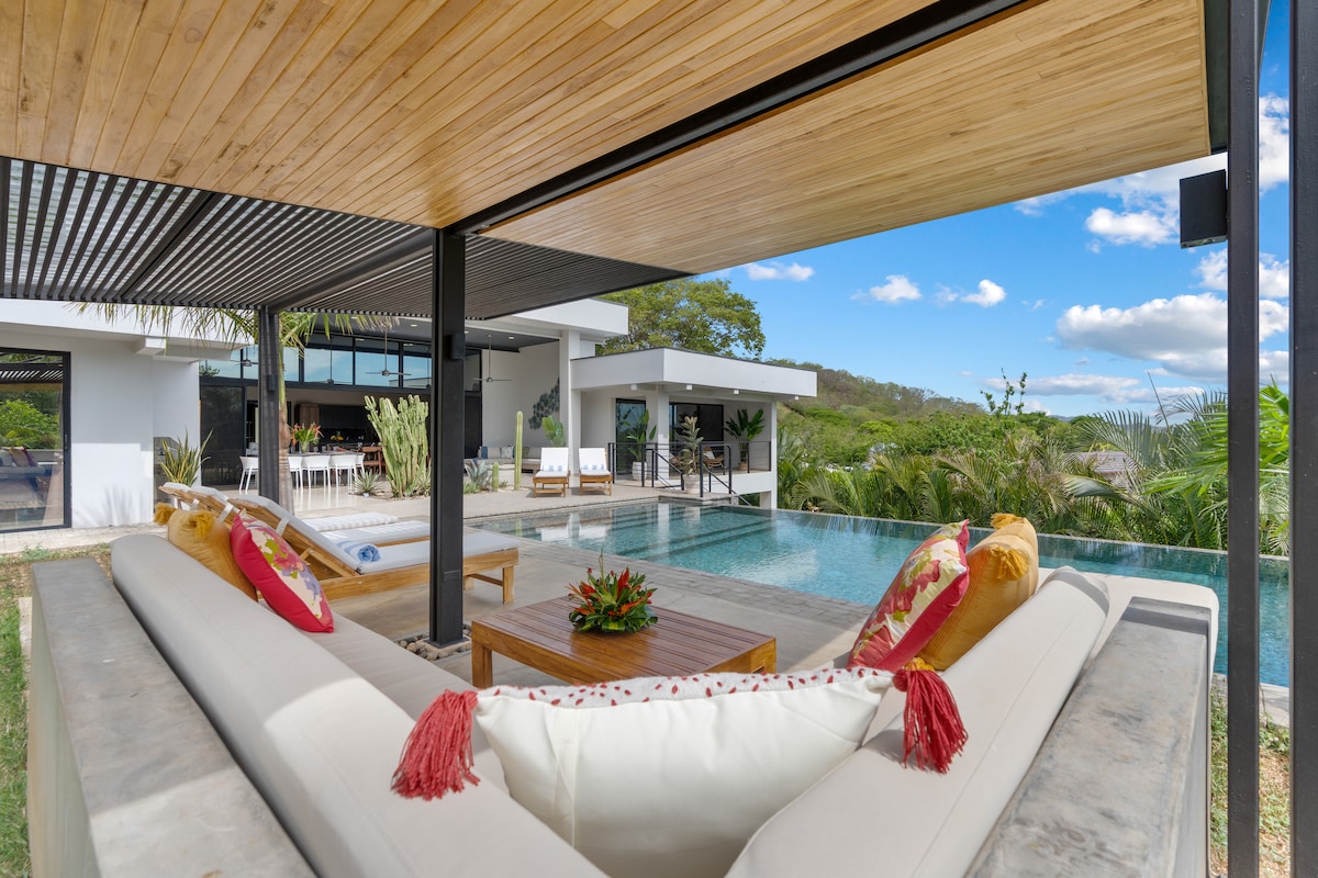 Luxury Escape! Gated Community, Fully Staffed