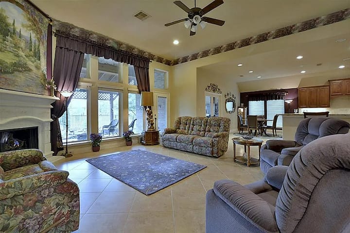 Massive 4 Bedroom In Great Neighborhood! - Pearland, TX