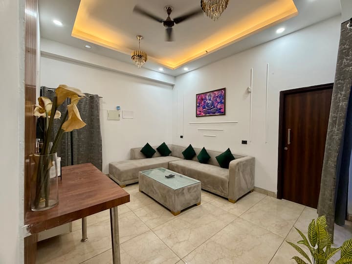 Couple Friendly 1bhk |Self Check-in|budget Luxury - Ghaziabad