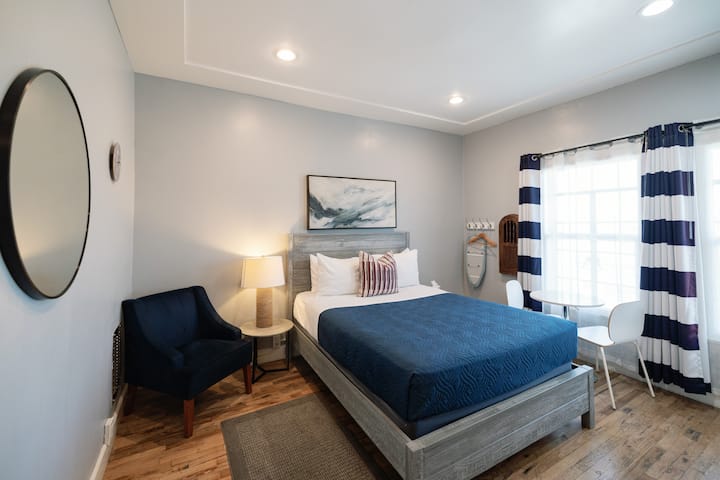 Beachside Studio Getaway - Long Beach, CA