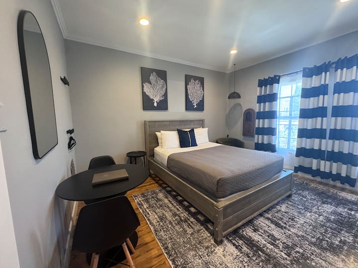 Beachside Studio Getaway - Long Beach, CA