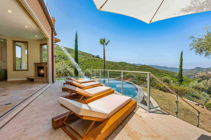 Gated Malibu Estate: Pool, Theater, Chef’s Kitchen - Agoura Hills, CA