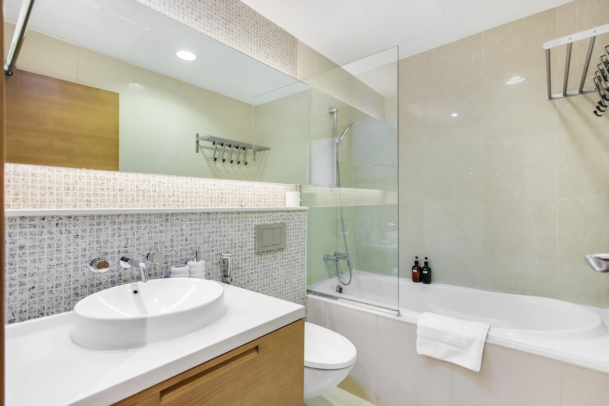 Studio Furnished Apartment with Fountain View 4