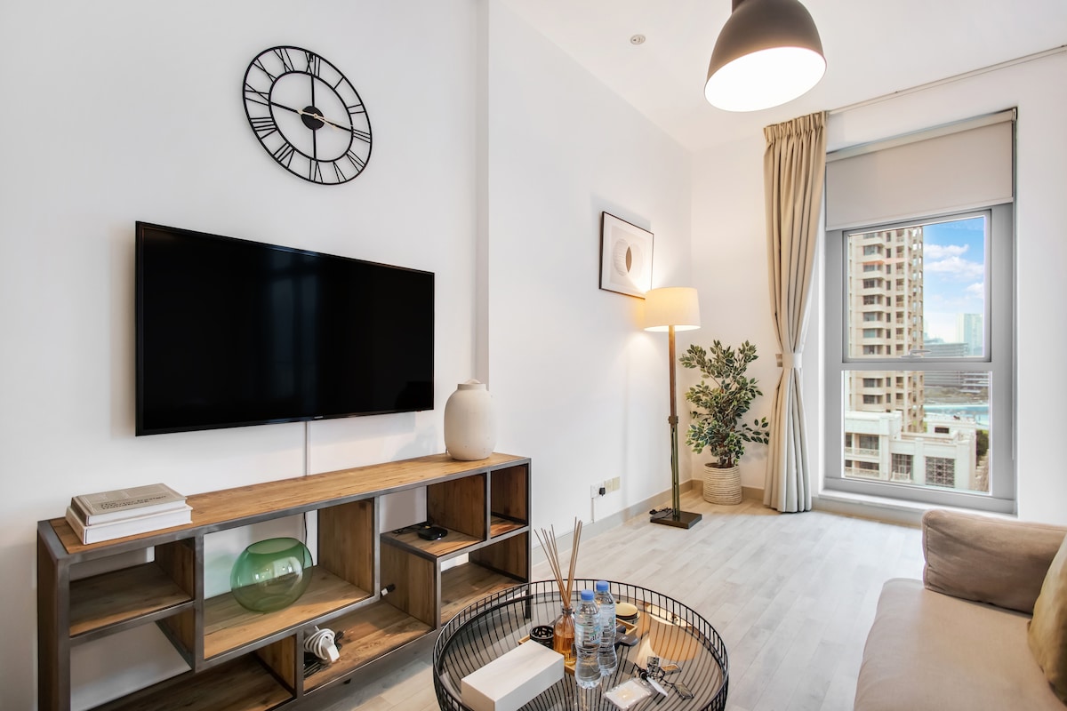 Studio Furnished Apartment with Fountain View 5