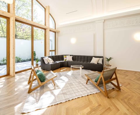 Top performing Airbnb: The Palace in Ixelles Elsene