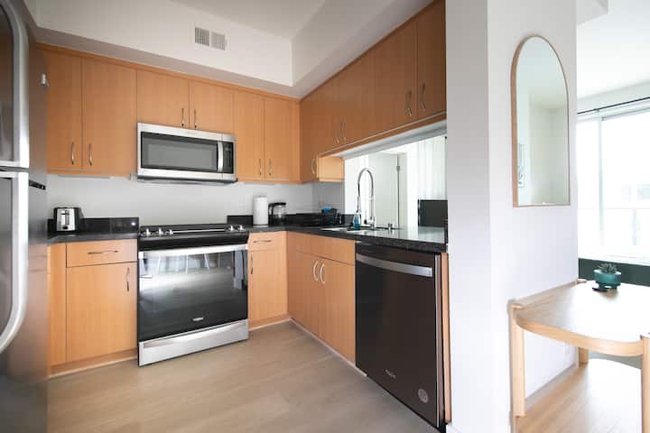 Central Penthouse Studio With Free Parking - Santa Monica, CA