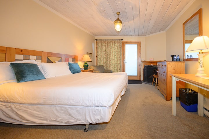 140b Lake Simcoe King Suite W/ Private Beach - Georgina