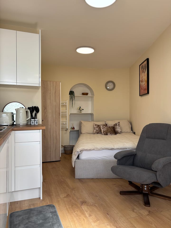 Private Studio Apartment - Cockfosters