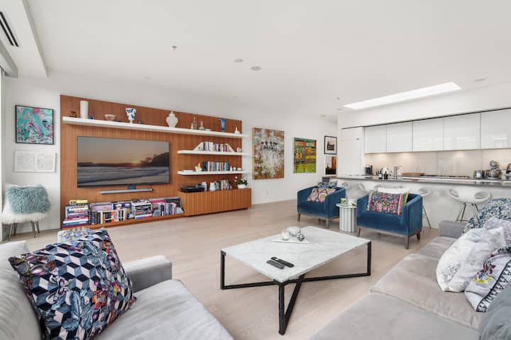 Refined 2br Gastown Stay | Private Rooftop Terrace - Vancouver