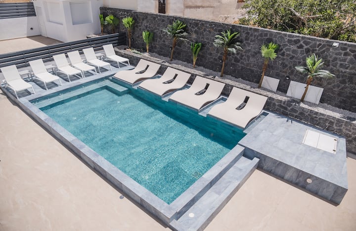 Kyma Perissa! 5 People Family Suite! Twolevel Room - Santorini