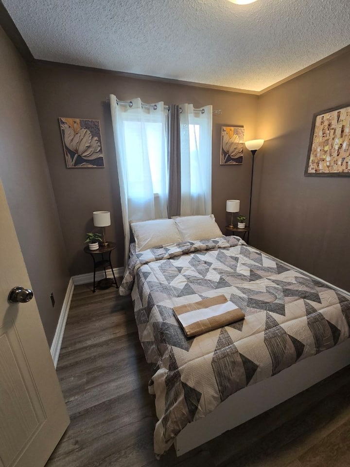 Cozy Private Room | Free Parking & Wi-fi - Oshawa
