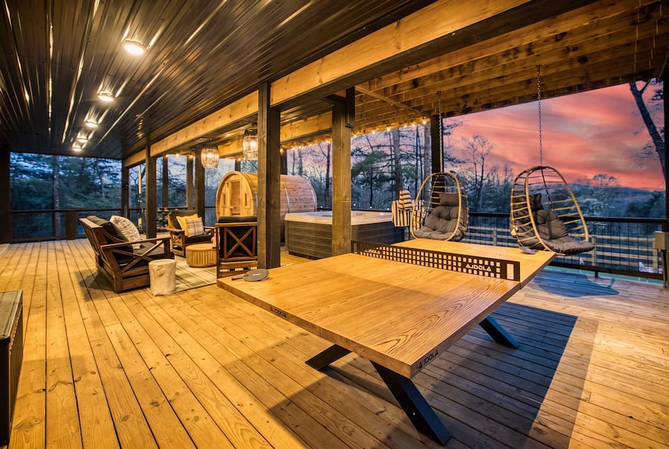 A modern glass cabin in the Blue Ridge woods, Morganton, Georgia, United States, photo 8 of 10