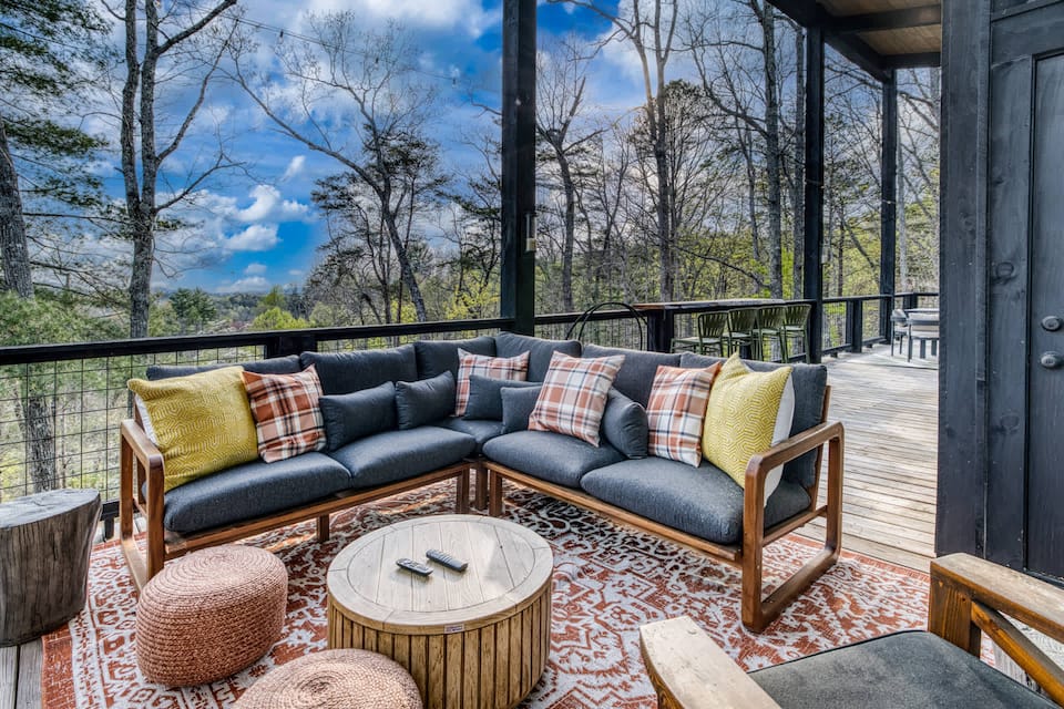 A modern glass cabin in the Blue Ridge woods, Morganton, Georgia, United States, photo 7 of 10