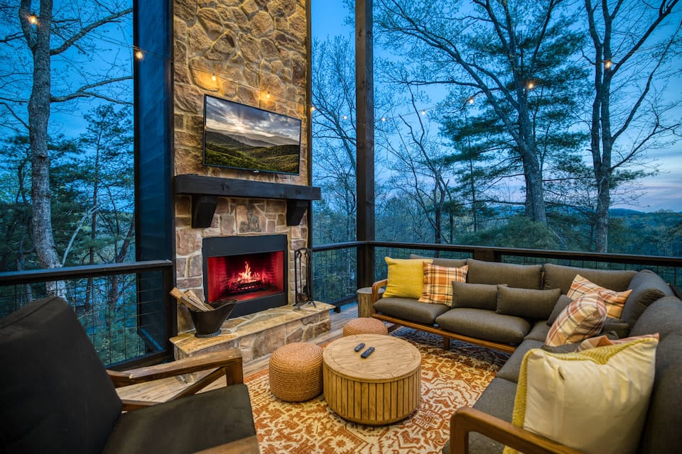 A modern glass cabin in the Blue Ridge woods, Morganton, Georgia, United States, photo 5 of 10