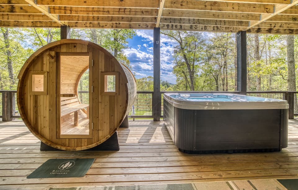 A modern glass cabin in the Blue Ridge woods, Morganton, Georgia, United States, photo 9 of 10