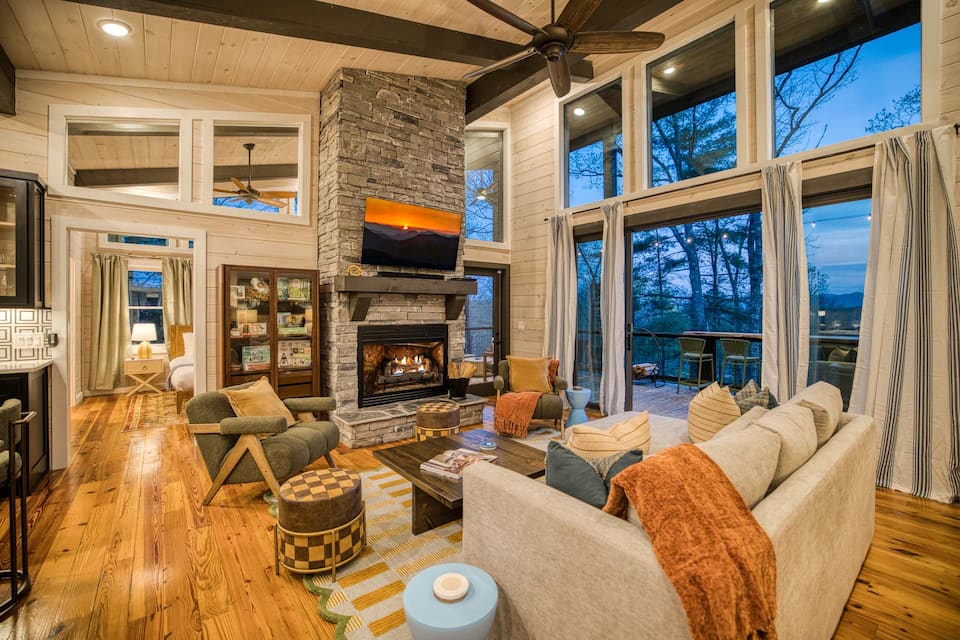 A modern glass cabin in the Blue Ridge woods, Morganton, Georgia, United States, photo 3 of 10
