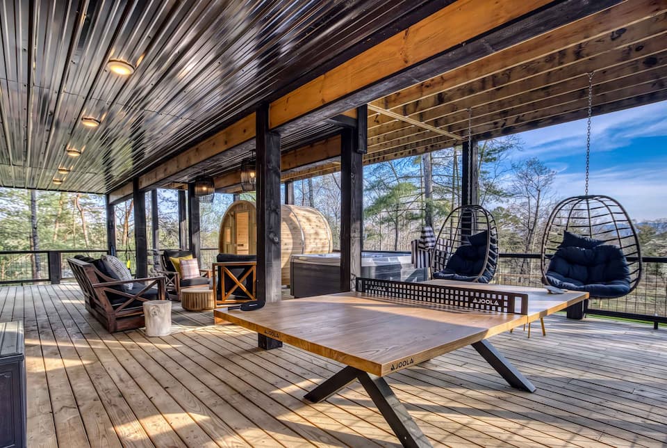 A modern glass cabin in the Blue Ridge woods, Morganton, Georgia, United States, photo 2 of 10