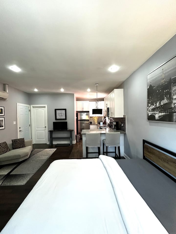 Chic&spacious Stu| 2 Mins To Subway | Pvt Entrance - Toronto, ON