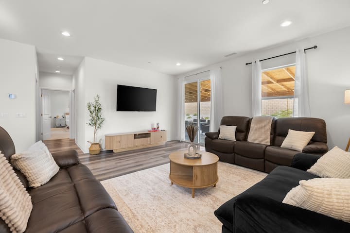The Victorvilla | 5br Retreat, Near Mall & Freeway - Victorville