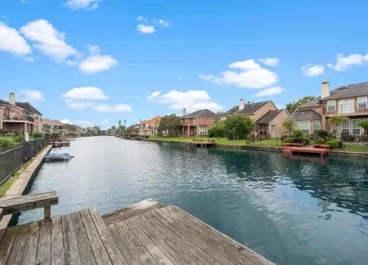 Opulent Lakefront Escape | Spacious 5br Retreat - Sugar Land, TX