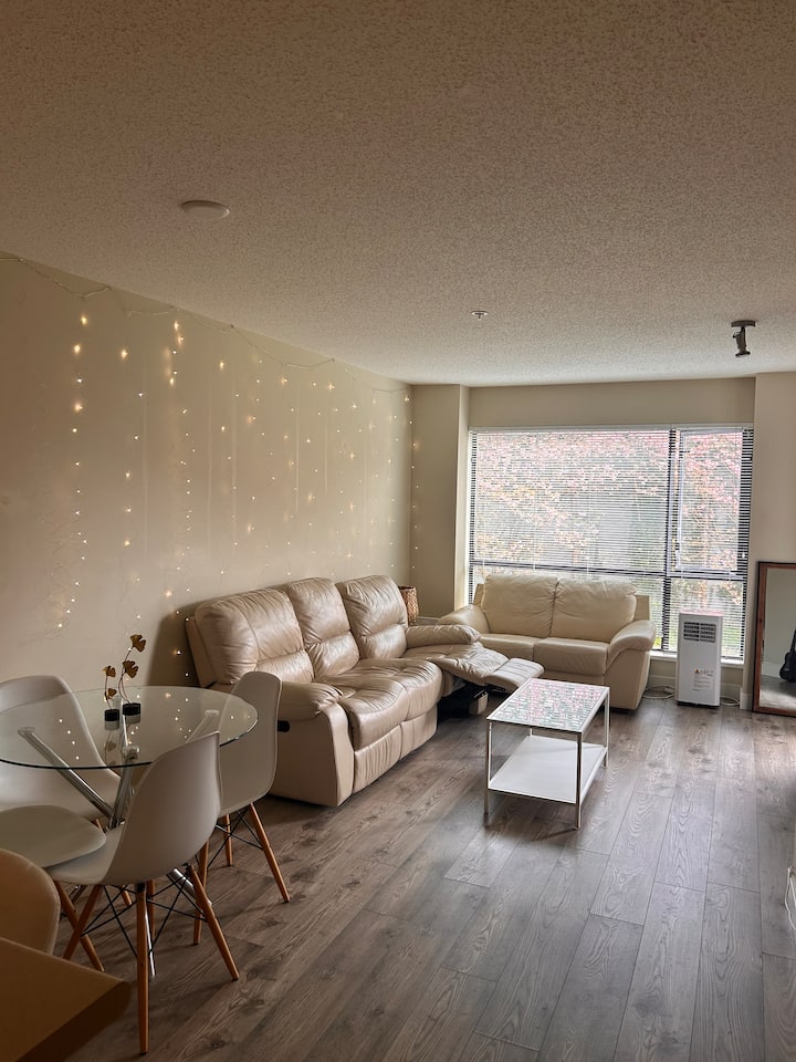Fully Furnished, Equipped Kitchen And Workstation - Surrey
