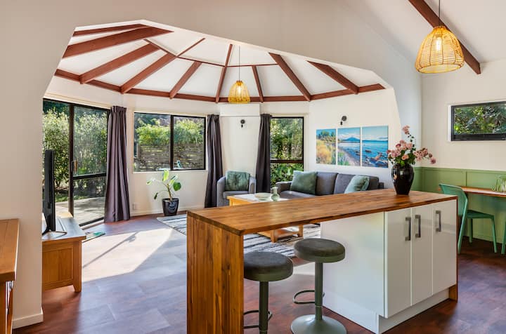 Private Garden Cottage – Walk To Acacia Bay - Lake Taupo