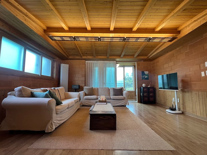감나무집
Gamnamu House

머무는 동안 
편안하게 조금 천천히, 쉬어가세요 - Jeju-si