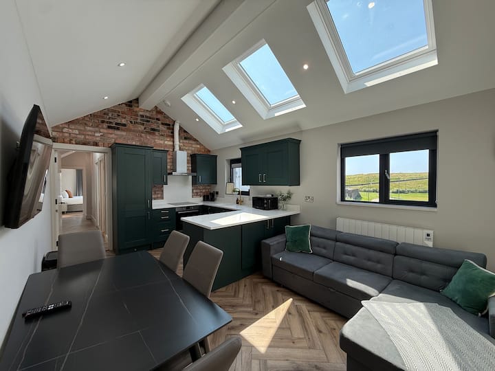 Coastal Luxury Apt - Walk To Beach - 2br/ Sleeps 6 - Portrush