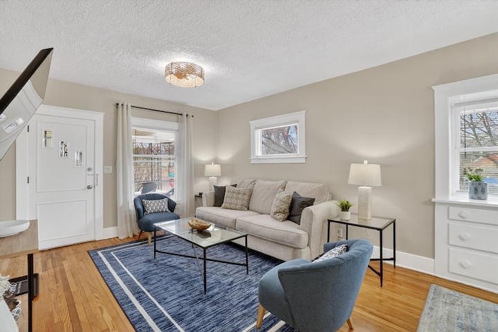 Blue Breeze Bungalow • 2 Bd • Near Downtown & E.l. - East Lansing, MI