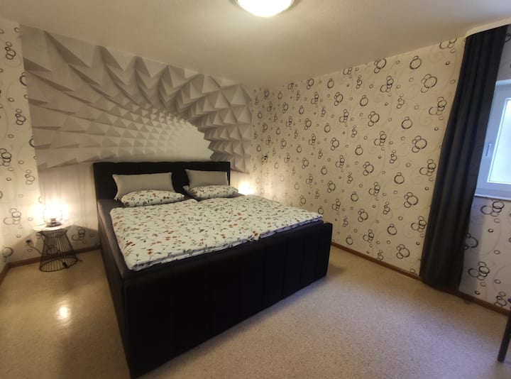 Dormitorio con cama de resortes