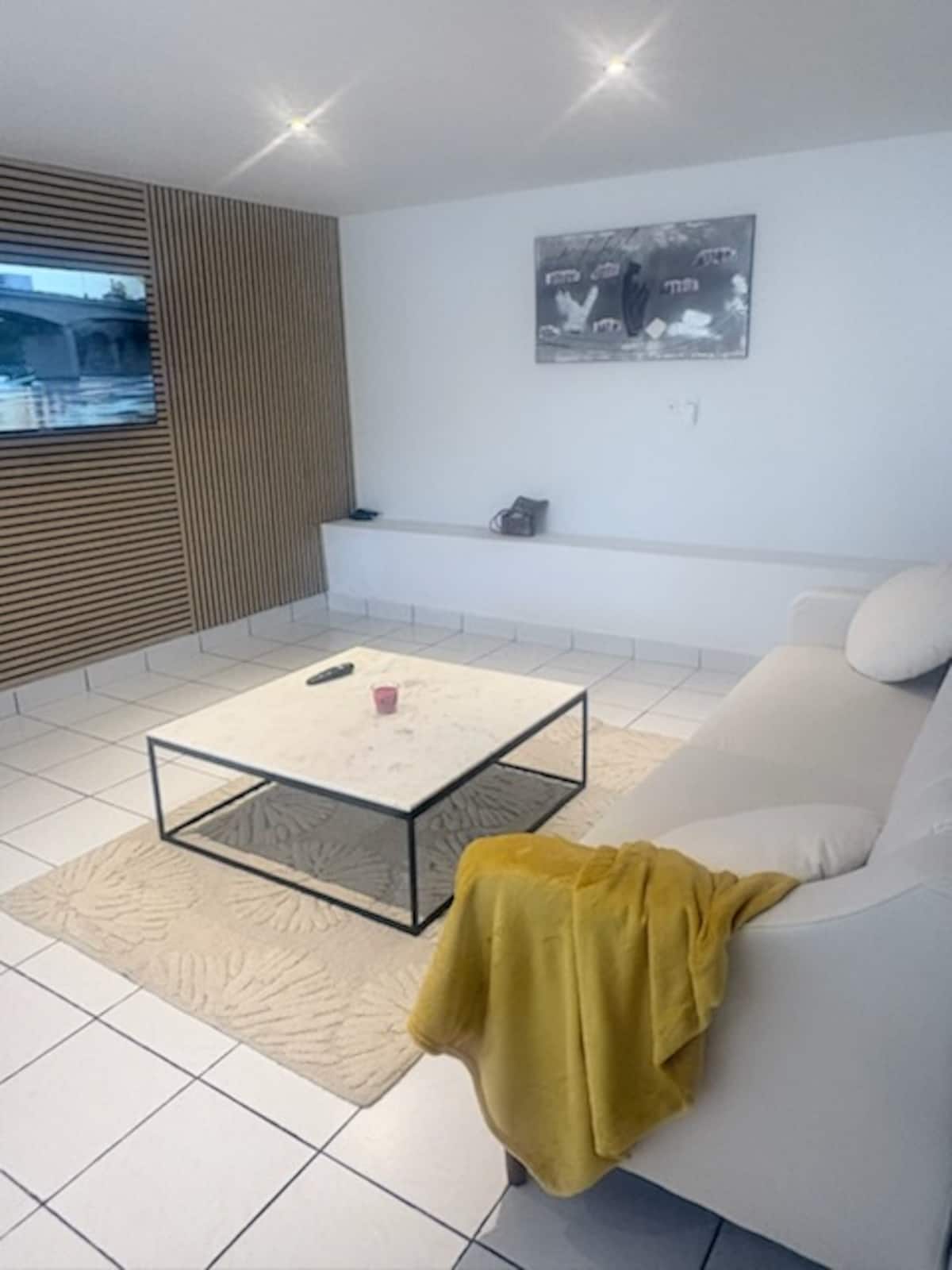 Mini loft Saint-Gilles — salon canap&eacute; et mur marbre