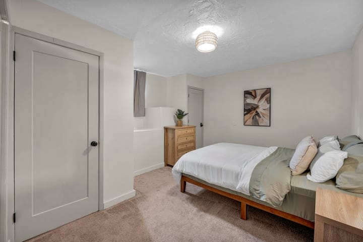 Cette chambre à coucher est équipée d'un matelas confortable, d'une commode pour vos vêtements et d'une petite salle de bain complète avec une grande douche, pour votre plaisir.