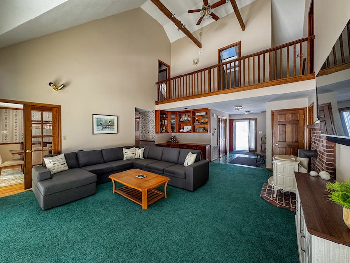 Lakefront Peninsula Retreat | 4br W/ Private Dock! - Gardiner, ME