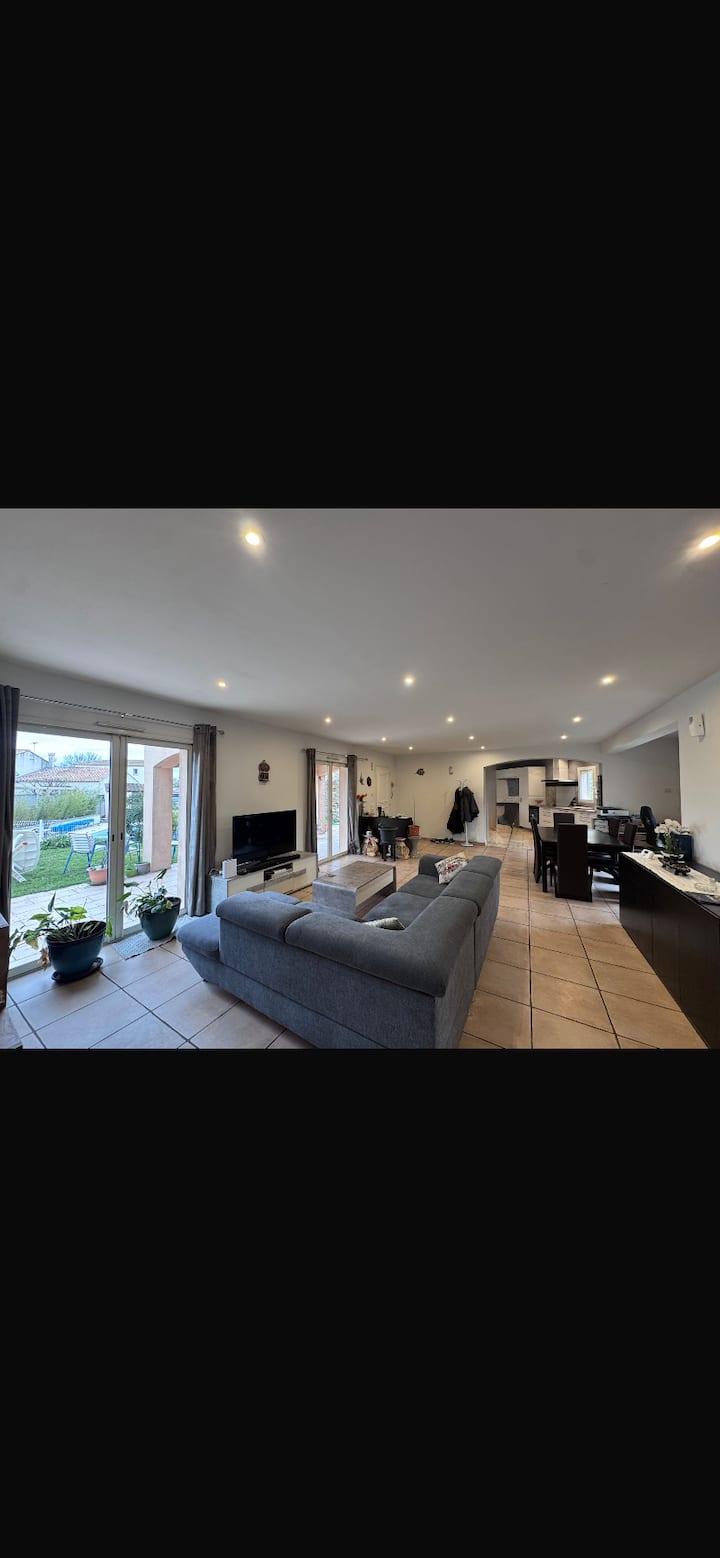 Maison Spacieuse Avec Piscine Et Terrasse. - Eyguières