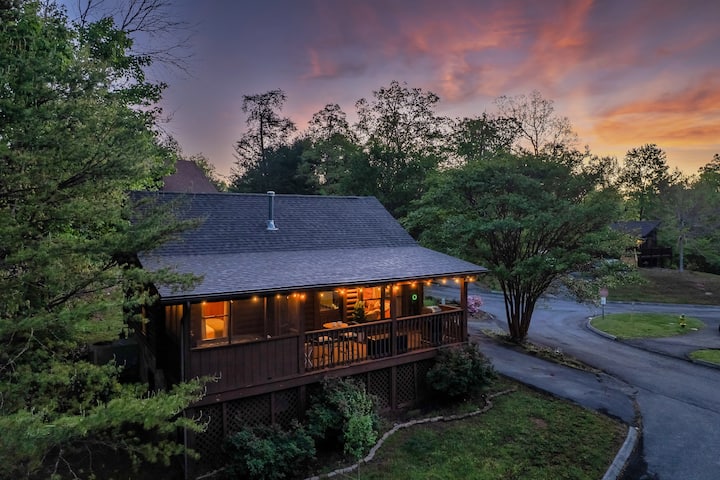 Hot Tub + King Bed +1.4 Miles From Parkway - Pigeon Forge, TN