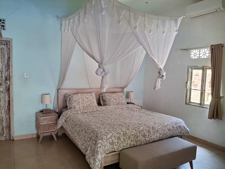 Dormitorio con cama king size