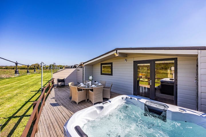 The Secret Lodge - Hottubs, Wellness, Relaxation - England